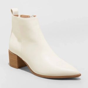 Universal Thread Pointed White Booties